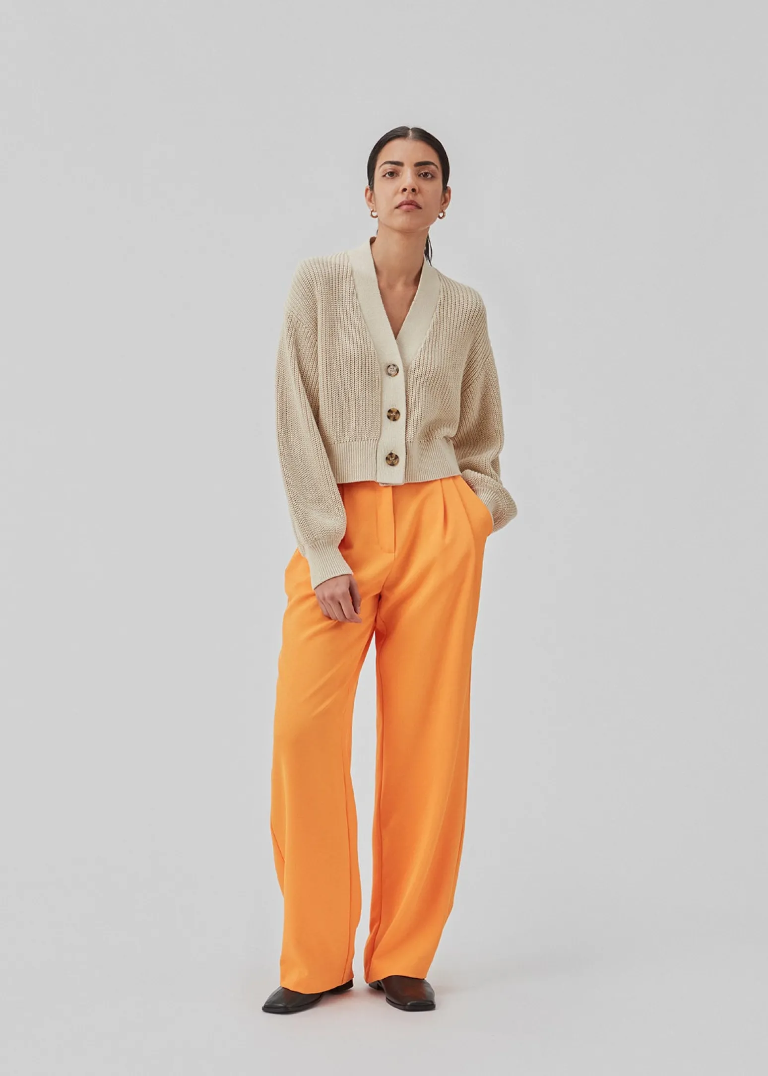 Modström CalloMD cardigan - Summer Sand< Strik & Bluser