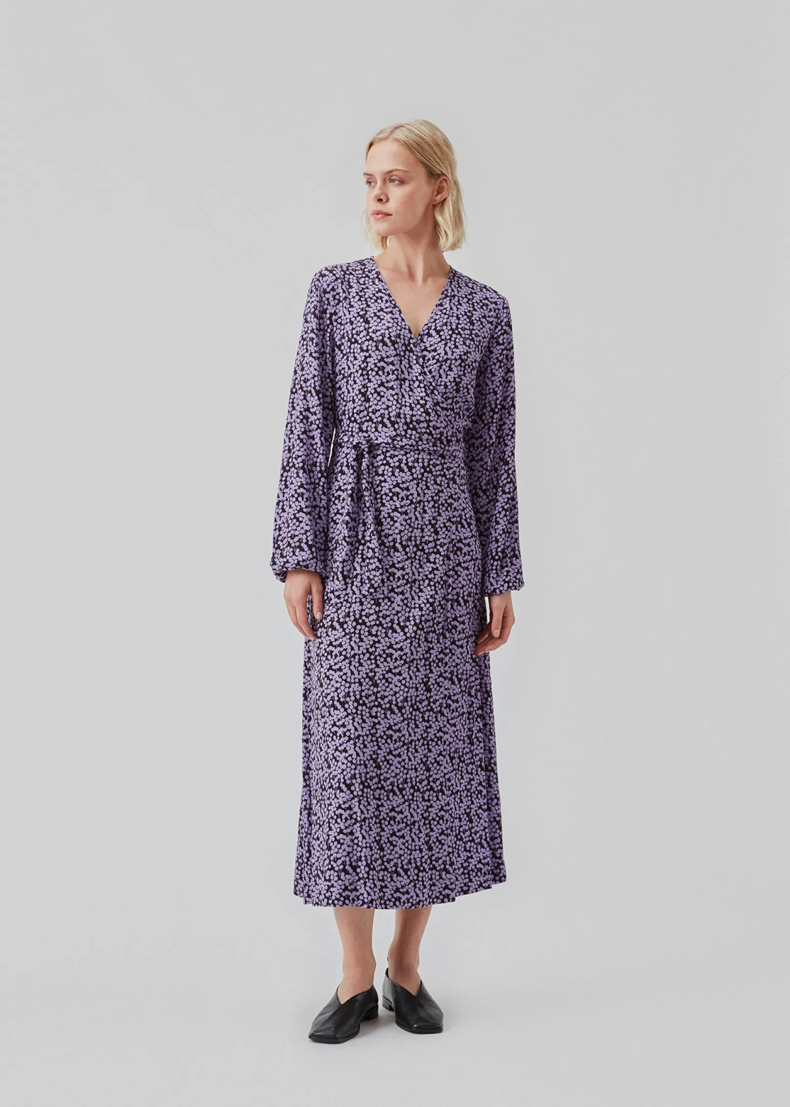 Modström ChesliMD print wrap dress - Purple Flower Buds< Kjoler