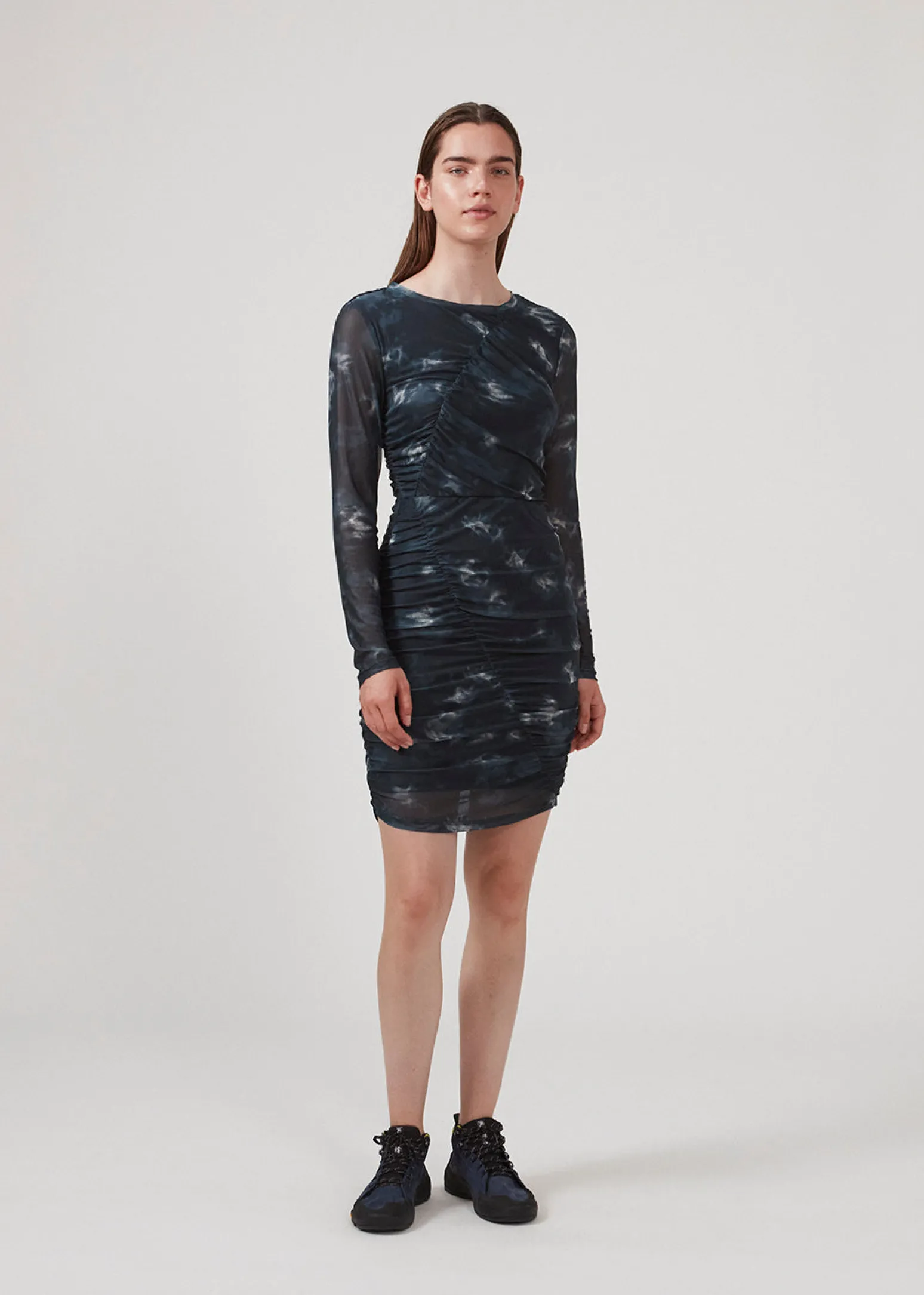 Modström CliffordMD print dress - Midnight Tie Dye< Kjoler