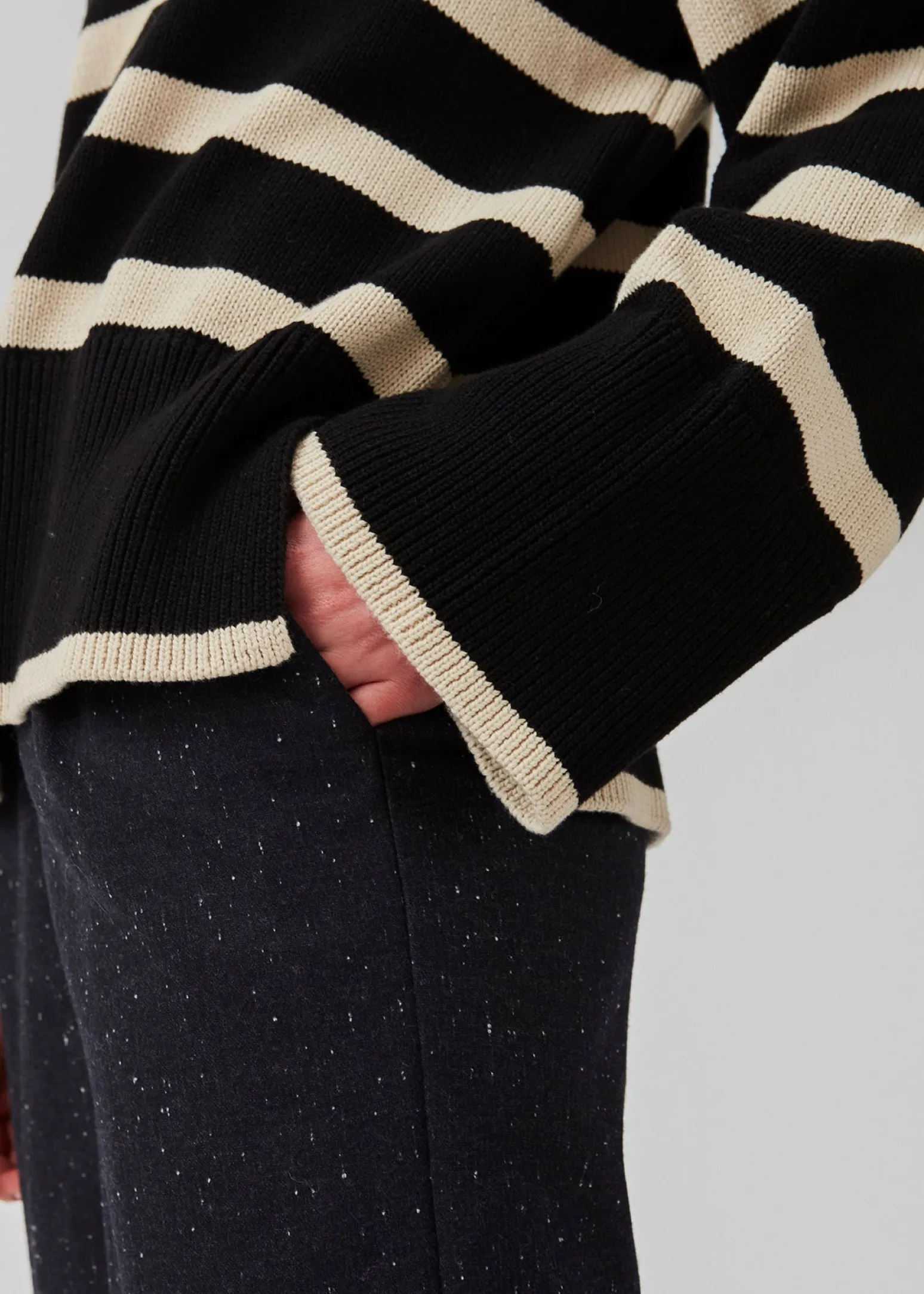 Modström CorbinMD stripe t-neck - Summer Sand Black< Strik & Bluser