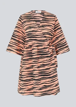 Modström DasiaMD print wrap dress - Tiger Peach< Kjoler