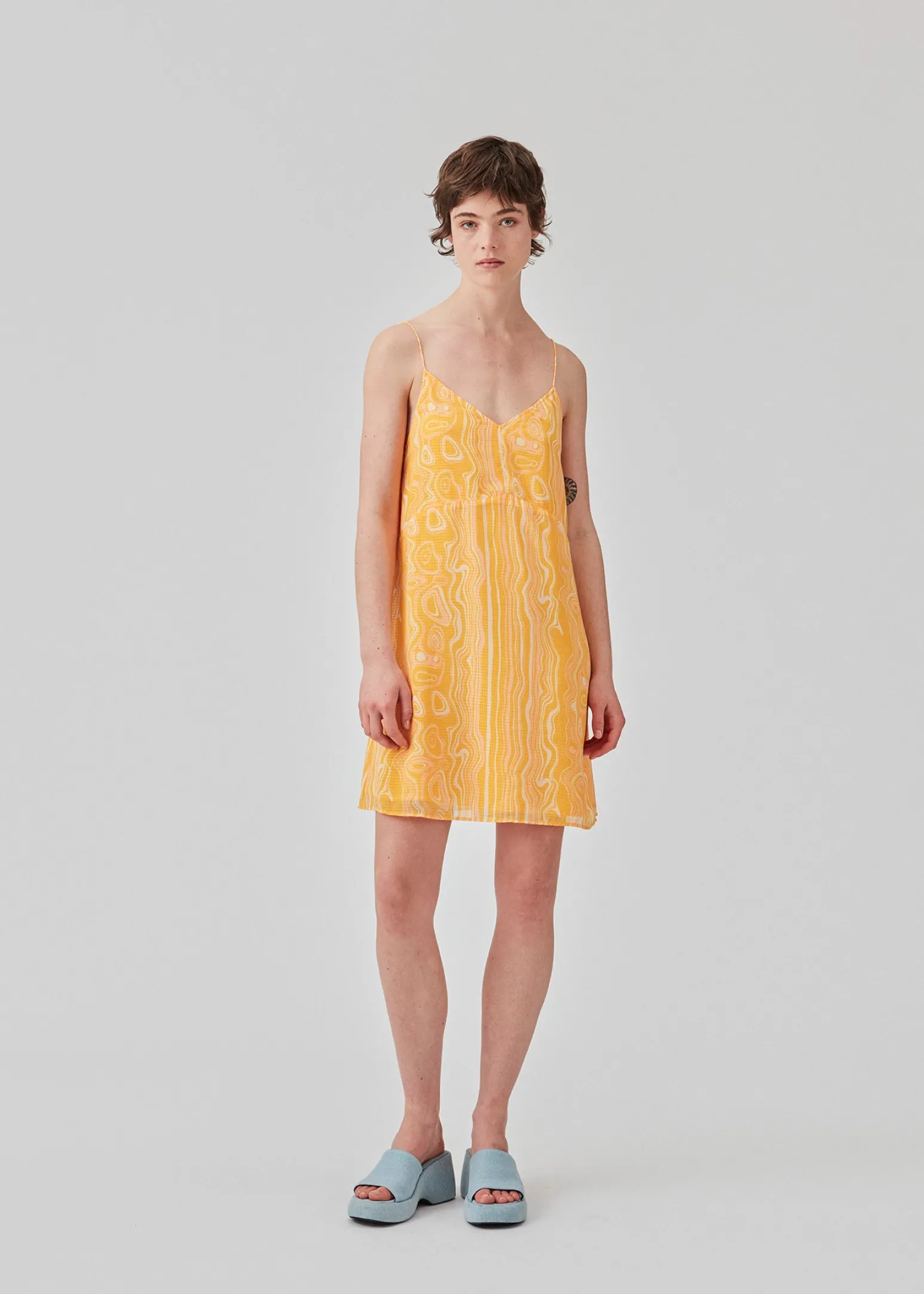 Modström DonteMD print strap dress - Peachy Swirl< Kjoler