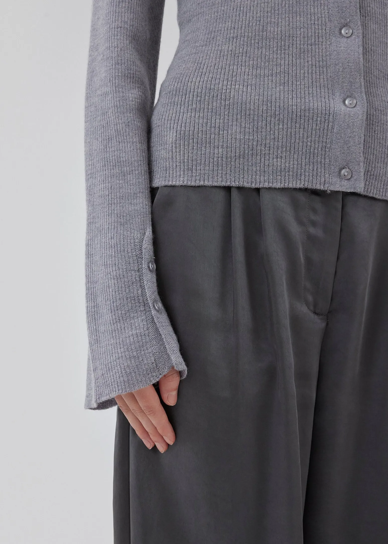 Modström HirokiMD cardigan - Grey Melange< Strik & Bluser