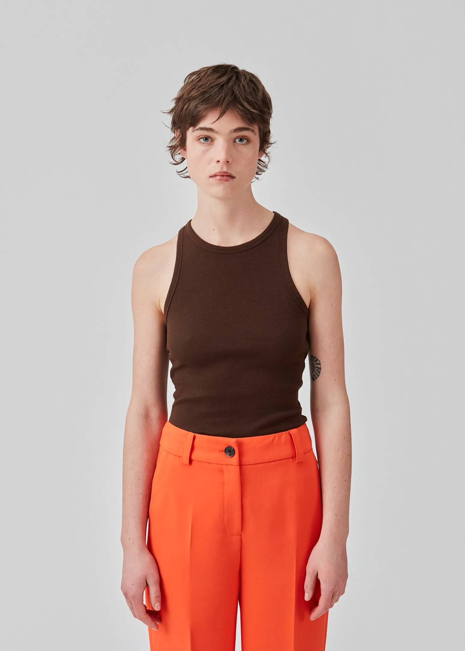 Modström Igor top - Dark Coffee< Toppe