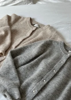 Modström LenniMD cardigan - Beige melange< Strik & Bluser