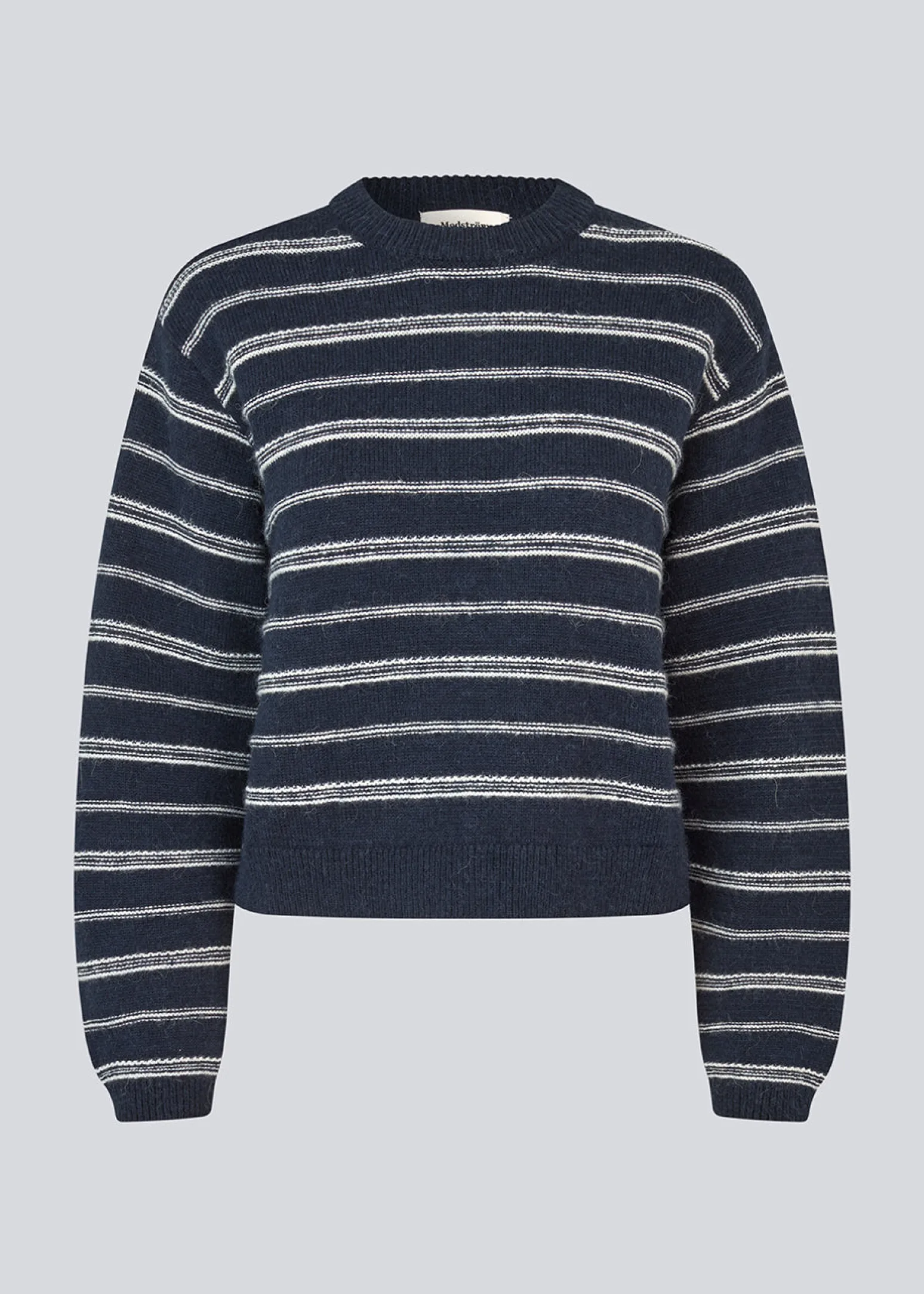 Modström LineusMD stripe o-neck - Navy sky soft white stripe< Strik & Bluser