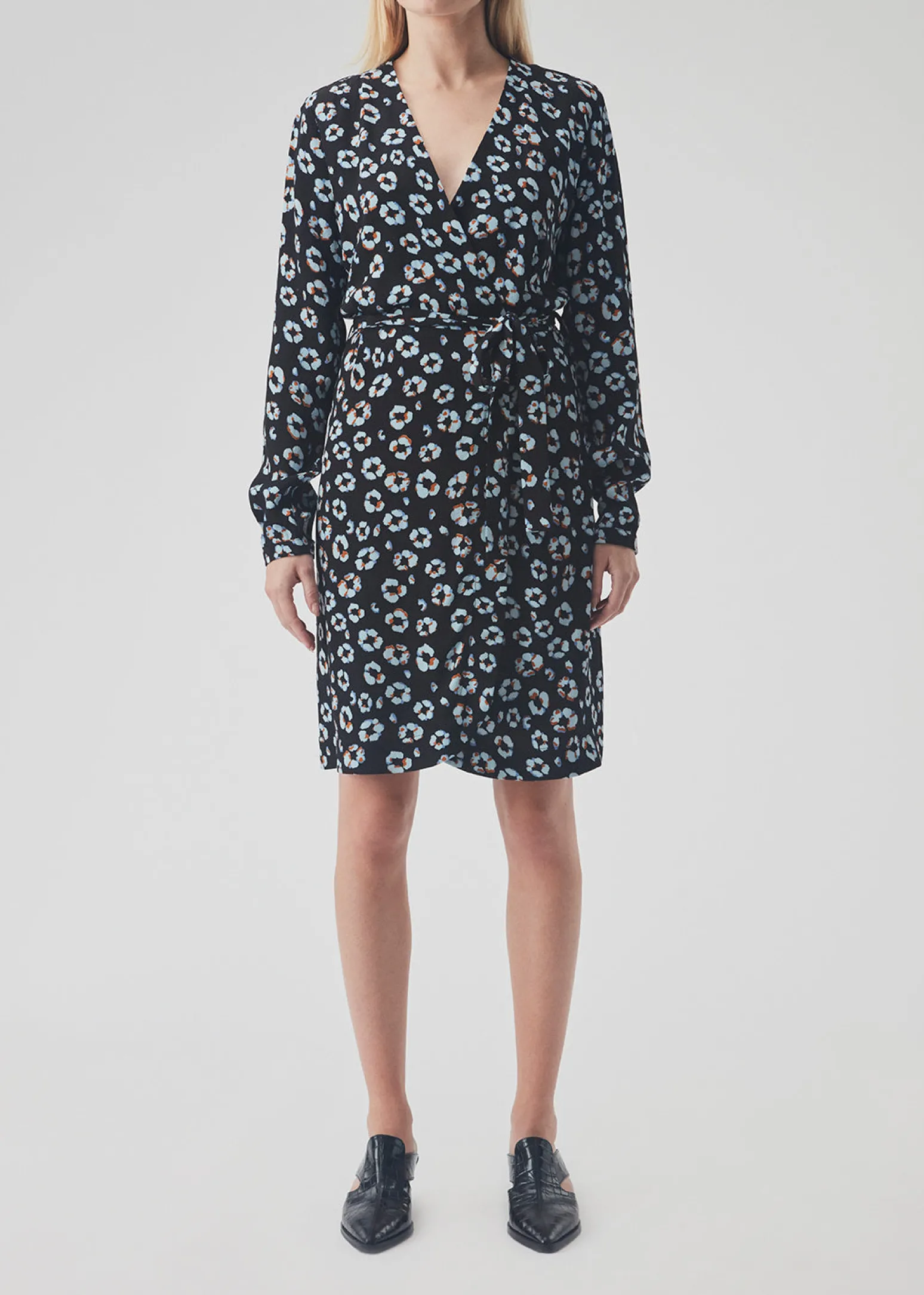 Modström Preloved Alfred print dress, varen er en brugt style - Leo Flower< Preloved