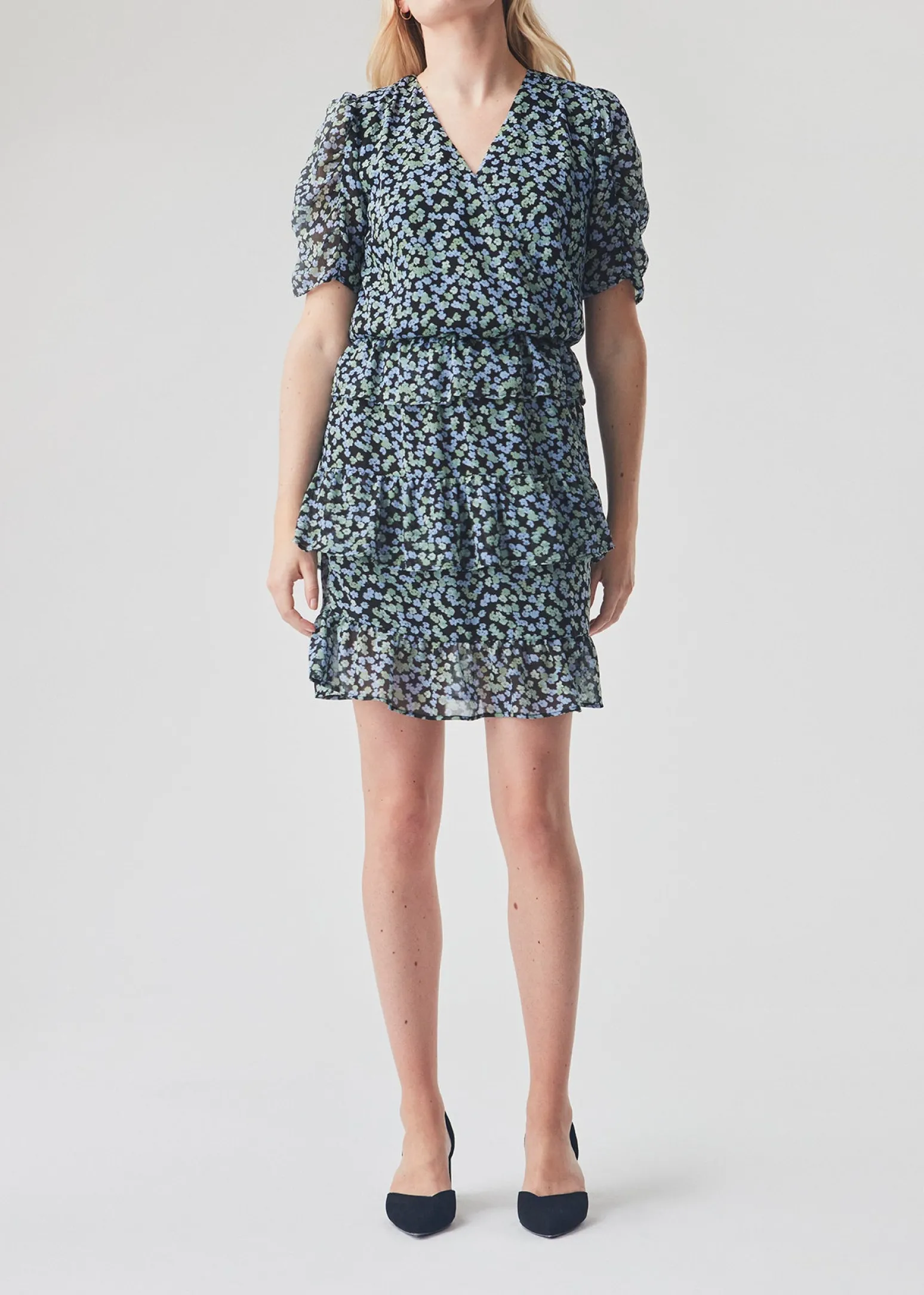 Modström Preloved Earl print dress, varen er en brugt style - Blue Mini Floral< Preloved