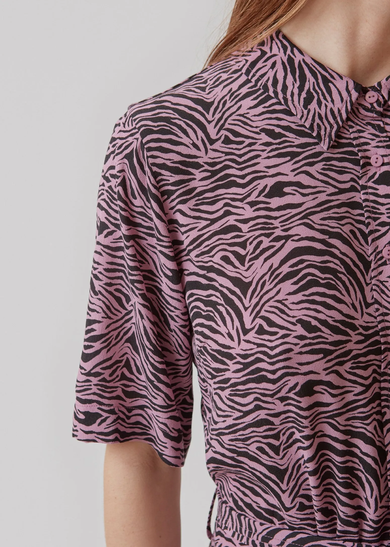 Modström RaidaMD print dress - Valerian Zebra< Kjoler
