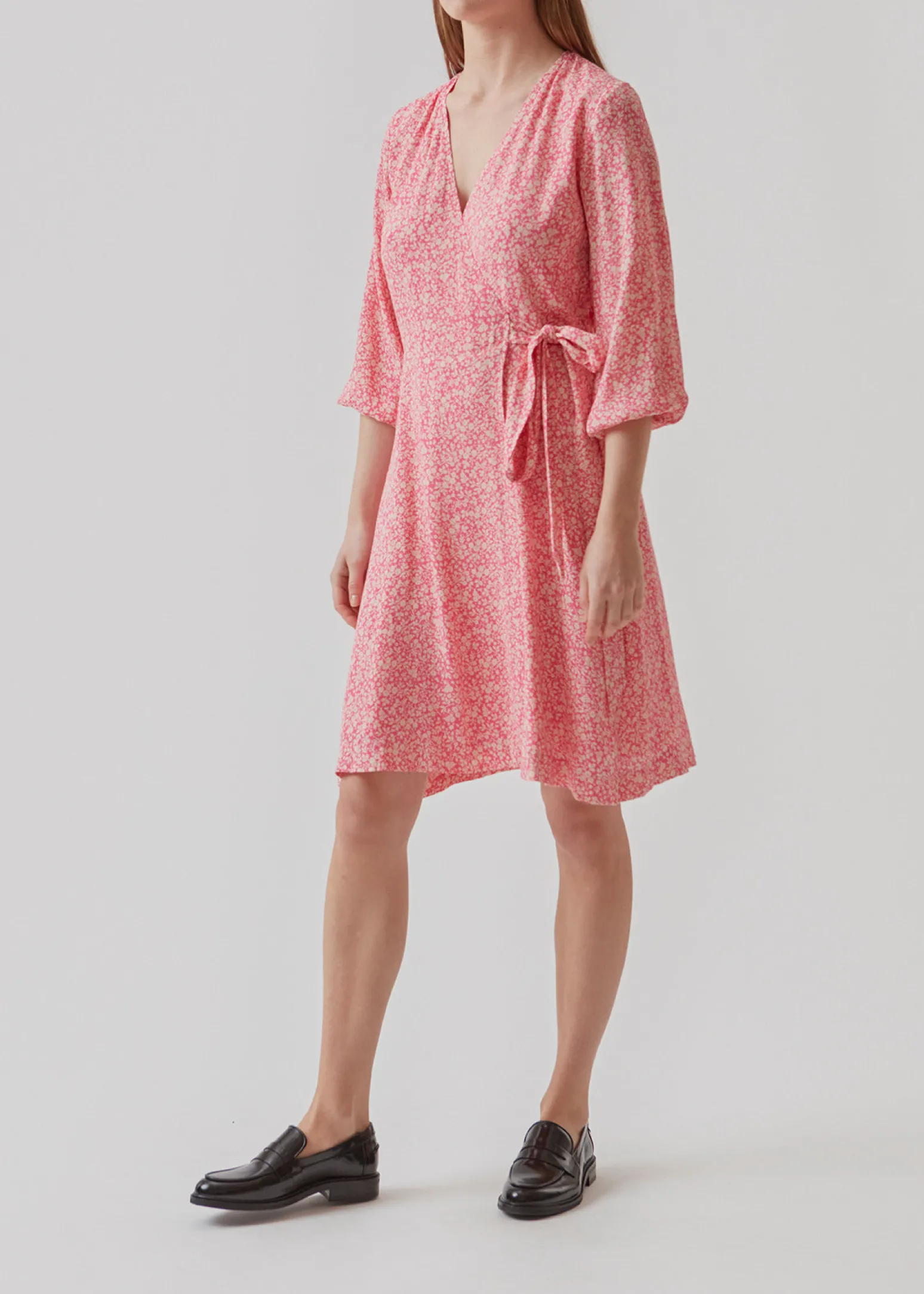 Modström RinnaMD print wrap dress - Taffy Fairytale Flower< Kjoler